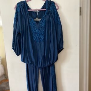 TWO PIECE OUTFIT💙BEAUTIFUL BLUE EMBROIDERED TOP W/CUT OUT SLEEVES & BOTTOMS 💙